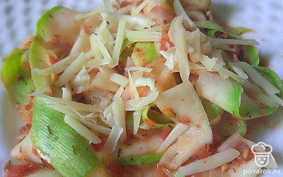 Пармезан натрите на терке. Посыпьте готовое блюдо.