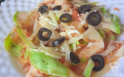 Украсьте маслинами.