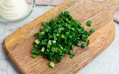 Мелко нарежьте зеленый лук.