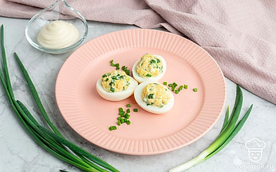 Полученную смесь выложите в готовые половинки яичного белка. Яйца фаршированные зеленым луком, сыром и желтком выложите на тарелку и украсьте на свой вкус. Приятного аппетита!