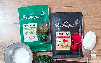 Чеснок очистите. Цукини помойте и высушите.