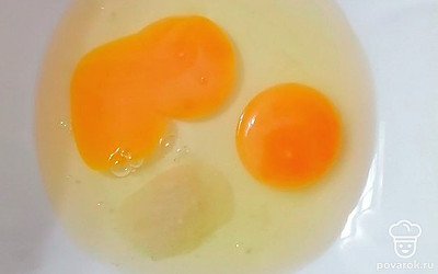 Яйца взбейте с солью.