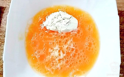 Добавьте муку и натертый на мелкой терке чеснок. Перемешайте.