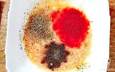 Всыпьте приправы, снова хорошо перемешайте.