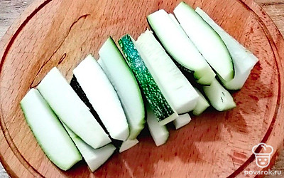 Цукини нарежьте полосками длиной около 7 сантиметров и шириной не больше 1 сантиметра.