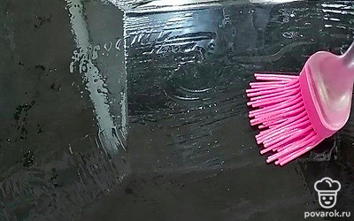 Противень смажьте кисточкой растительным маслом.