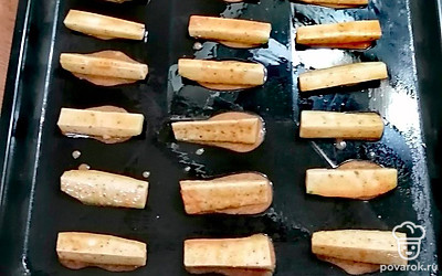 Обмакните каждый кусочек цукини в смеси. Выложите на противень. Поставьте в разогретую до 200 градусов духовку на 15 минут. 