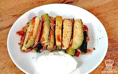 Подавайте цукини как закуску, можно со сметаной. 