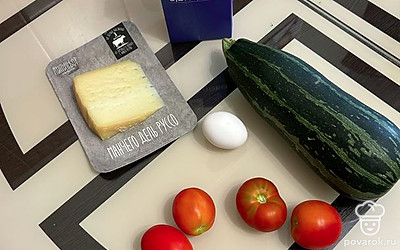 Подготовьте все продукты, помойте овощи и яйца.