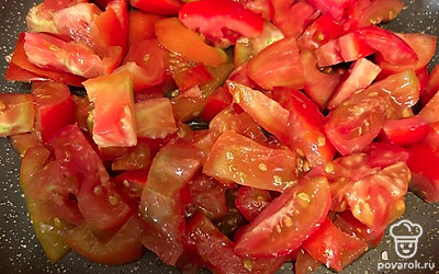 Мелко нарежьте помидоры и поставьте тушиться на среднем огне. 
