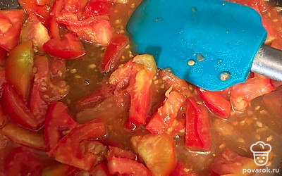После того, как помидоры выделят сок, посолите. 