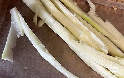 Очистите кабачок, уберите косточки. Постарайтесь как можно тоньше нарезать кабачок на слайсы. 