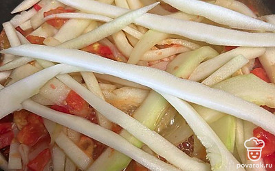 Переложите кабачки к помидорам.