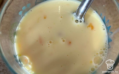 Смешайте яйца и молоко, посолите. 