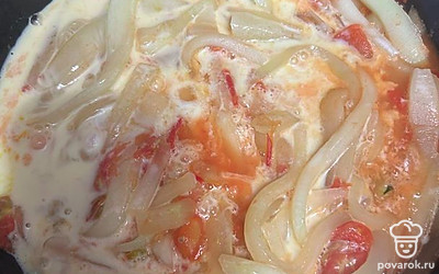 Добавьте яичную смесь в блюдо. 