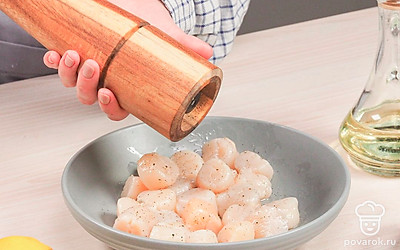 Замаринуйте размороженные морские гребешки. В растительном масле смешайте соль и черный перец. Полейте маринадом гребешки и оставьте на 30 минут в холодильнике.