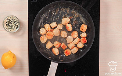 Пожарьте гребешки. Разогрейте сковороду. Выложите на неё, не добавляя масло, маринованные гребешки. Обжарьте гребешки с двух сторон по 2-3 минуты до появления золотистой корочки.