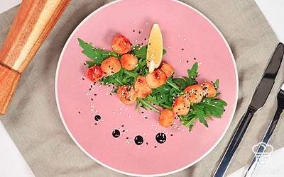 Подавайте гребешки сразу после приготовления только в горячем виде. Когда они остынут, станут невкусными.