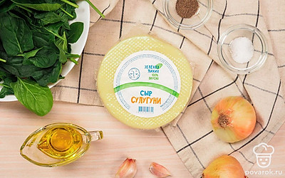 Лук очистите и нарубите небольшими кубиками.