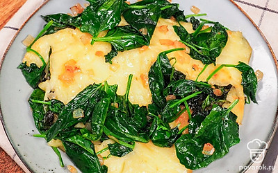 Шпинат с сыром – это исключительно горячая закуска. Поэтому подавайте ее к столу сразу же после приготовления.