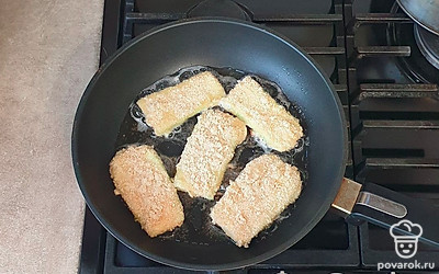 На сковороде разогрейте масло и выложите все кусочки в панировке. Обжаривайте до золотистой корочки. Томите с каждой стороны около 5 минут на небольшом огне. Чтобы кабачок лучше пропекся, можете накрыть крышкой.