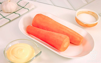 Проверьте все необходимые ингредиенты, помойте и очистите морковь, подготовьте рабочую поверхность.