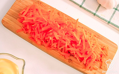 Натрите морковь.