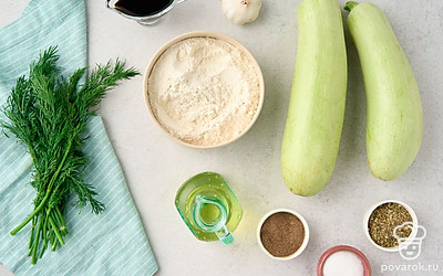 Как следует помойте кабачки. Обрежьте у них кончики. Разрежьте кабачки пополам и удалите семена. Вымойте и почистите зубчик чеснока. Ополосните свежий укроп, промокните его от влаги бумажными полотенцами. Отделите кисточки укропа от стеблей. Подготовьте миску, плотный полиэтиленовый пакет и сковороду. 