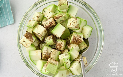 Посыпьте кабачки сушеными травами, солью и перцем. Размешайте, чтобы все кусочки покрылись приправами.