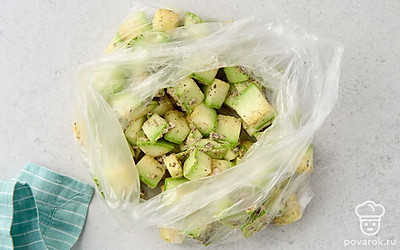 Выложите кабачки с приправами в полиэтиленовый пакет. Всыпьте муку. Крепко завяжите пакет и хорошо встряхните несколько раз, пока кусочки равномерно не покроются панировкой.