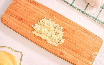 Мелко нарежьте чеснок.