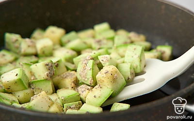 Налейте в сковороду растительное масло. Поставьте ее на средний огонь и хорошо разогрейте. Опустите в масло запанированные кабачки вместе с остатками специй из пакета. Обжарьте кабачки, изредка помешивая, в течение 4-5 минут до светло-золотистого цвета. 