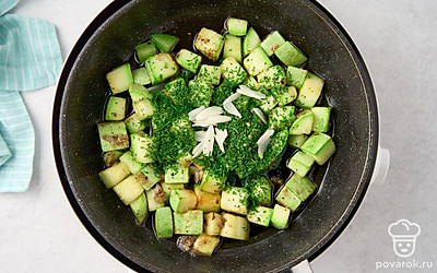 Влейте к кабачкам на сковороде соевый соус. Положите туда же нарезанный укроп и пластинки чеснока. Все хорошо размешайте и уменьшите огонь под сковородой до слабого.