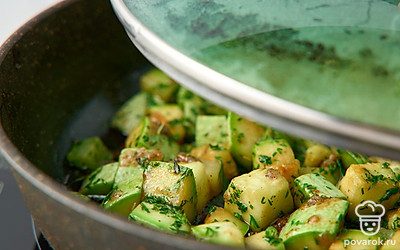 Потушите кабачки в соевом соусе, периодически перемешивая, около 5-6 минут. Проверьте кабачки на готовность и снимите сковороду с огня.