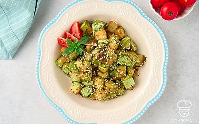 Разложите кабачки в соевом соусе по порционным тарелкам, украсьте их помидорами черри, базиликом и кунжутом. 