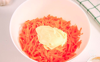 Добавьте майонез, соль и перец по вкусу.