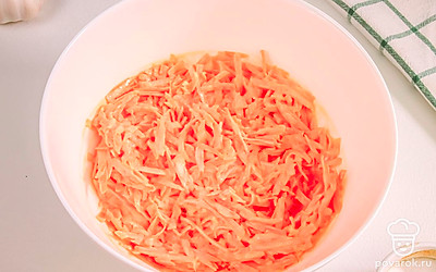 Тщательно перемешайте салат.