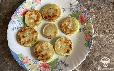 Пластинки должны стать разваренными и сочными. Поменяйте масло. Обжарьте оставшиеся пластинки.