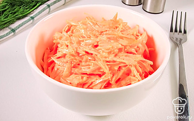 Разложите салат из моркови и чеснока по порционным тарелкам и подавайте к столу. Приятного аппетита!