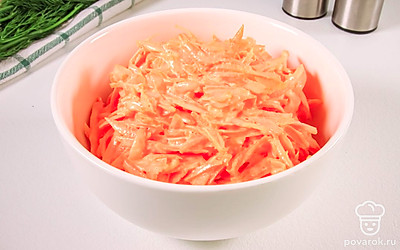 Посыпьте салат дробленым грецким орехом.