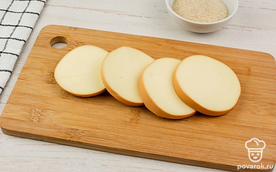 Порежьте сыр на ломтики толщиной 5 мм.