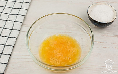 Разбейте в миску яйца и взболтайте.
