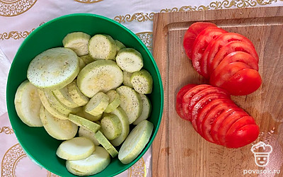 Кабачки выложите в миску. Посолите и поперчите по вкусу.