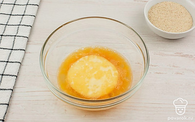 Затем обмакните сыр в яйцо.