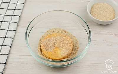 И обваляйте его в панировочных сухарях.