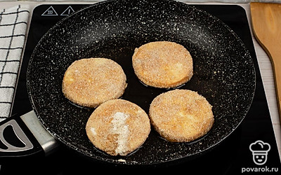 Разогрейте растительное масло в сковороде и выложите запанированный колбасный сыр. Жарьте его по 1 минуте с каждой стороны.