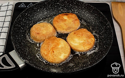 Жареный колбасный сыр готов. Подайте к сыру соус по вашему вкусу, например, томатный или барбекю.