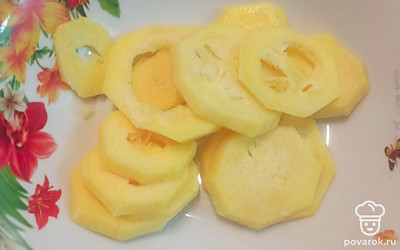 Кабачок нарезаем кружочками и солим. 