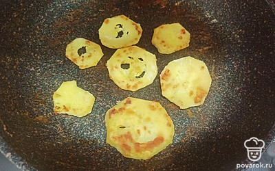 Обваливаем кружочки кабачка в муке. Обжариваем на растительном масле с двух сторон по 2 минуты. 