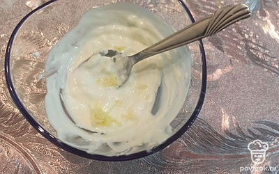 Чеснок натираем на мелкой терке и смешиваем со сметаной. 